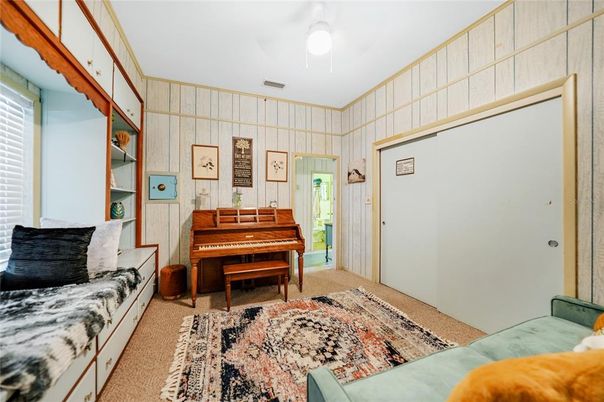 Interior, Piano