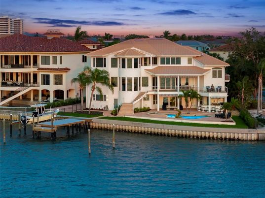 Exterior, Lake