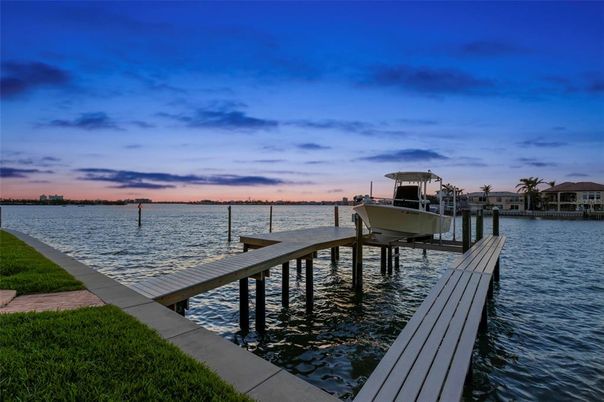 Exterior, Lake