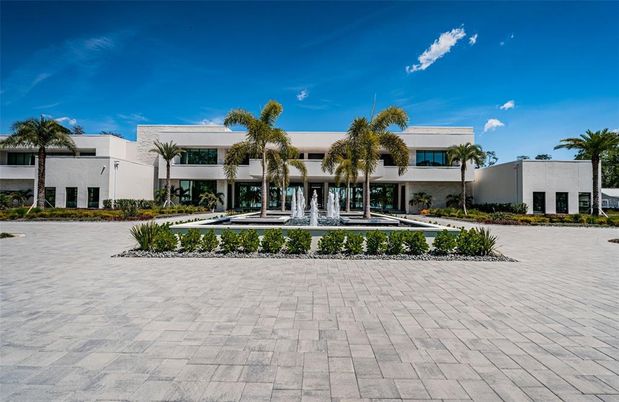 Exterior, Facade, Modern