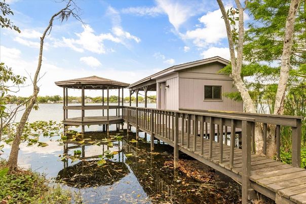 Exterior, Lake