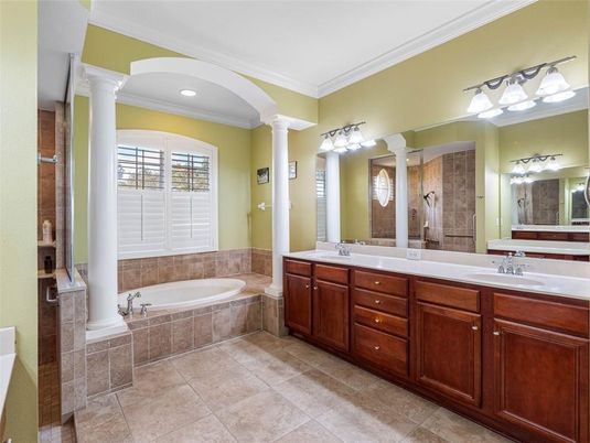 Bathroom, Dual Sink Vanities, Interior, Recessed Lighting