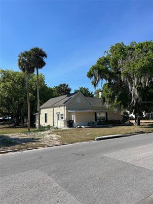 Attached, Exterior, Facade, Ranch