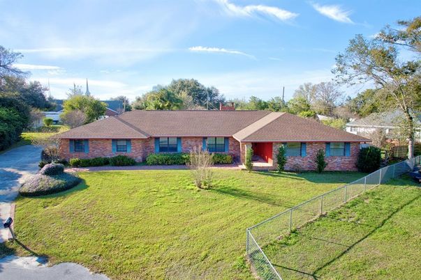 Backyard, Exterior, Facade, Brick Facade, Ranch