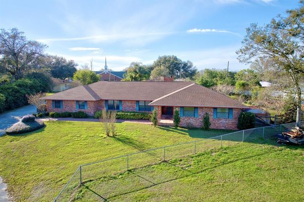 Backyard, Exterior, Facade, Brick Facade, Ranch