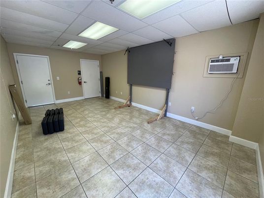 Empty room, Interior