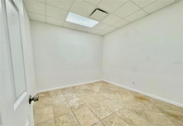 Empty room, Interior