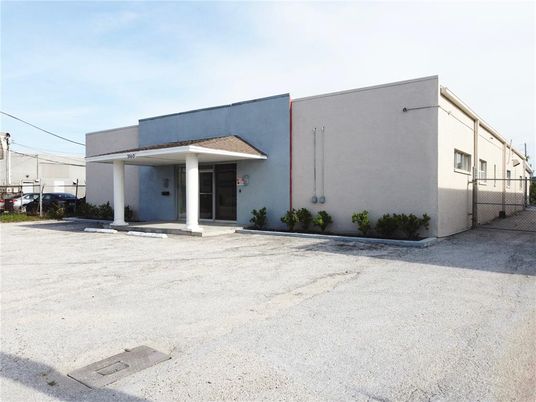 Backyard, Exterior, Facade, Modern