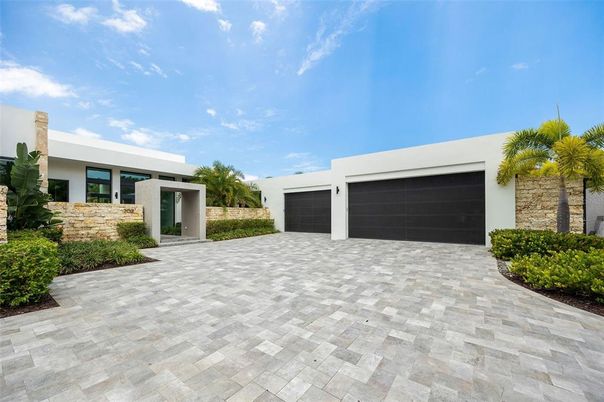 Attached, Exterior, Facade, Modern