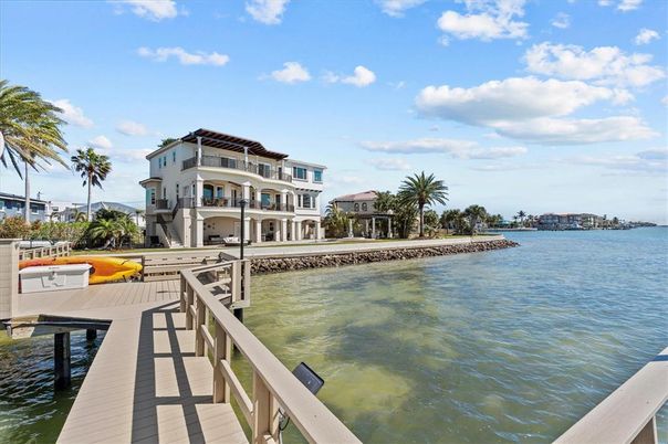 Exterior, Lake