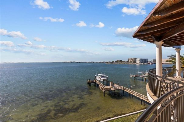 Exterior, Lake