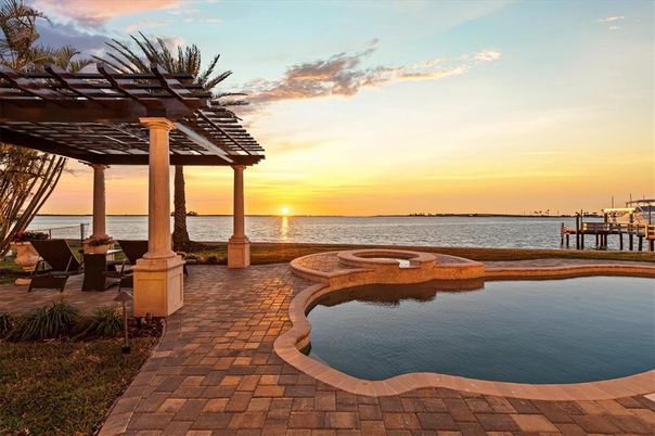 Exterior, Lake