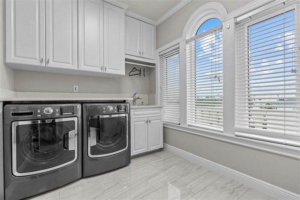 Interior, Washer, Wood Texture Flooring