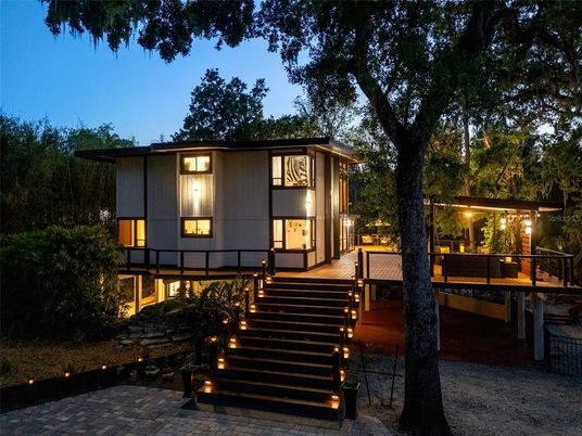 Exterior, Facade, Modern