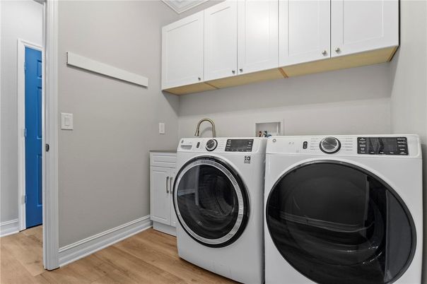 Interior, Washer, Wood Texture Flooring