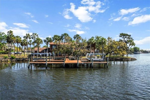 Exterior, Lake