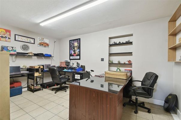 Home Office, Interior