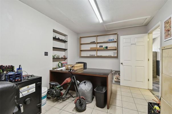 Home Office, Interior