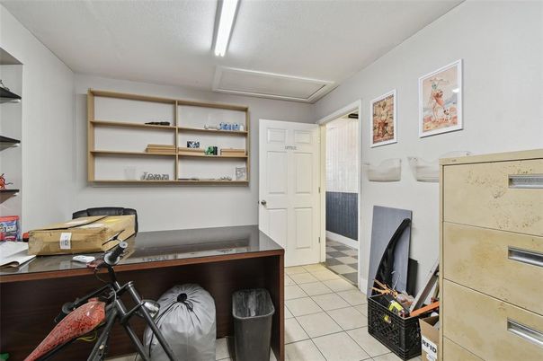 Home Office, Interior