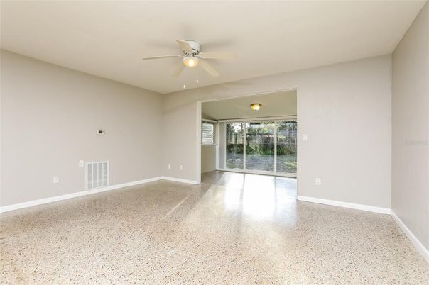 Empty room, Interior