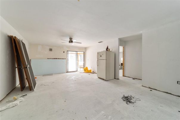 Empty room, Interior
