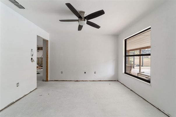 Empty room, Interior