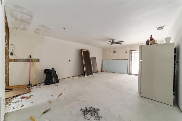 Empty room, Interior