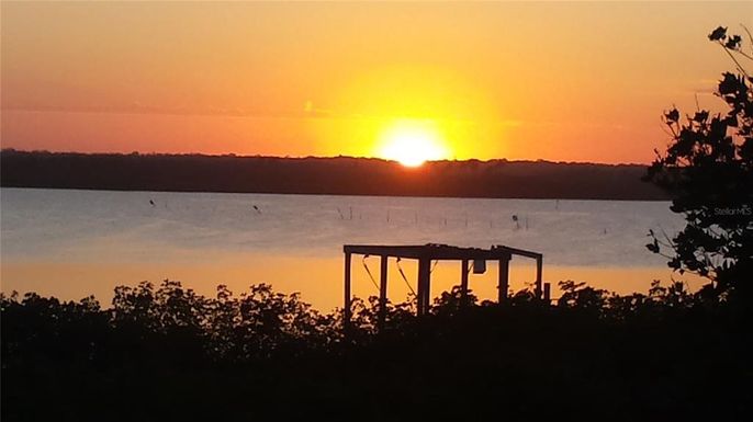 Exterior, Lake