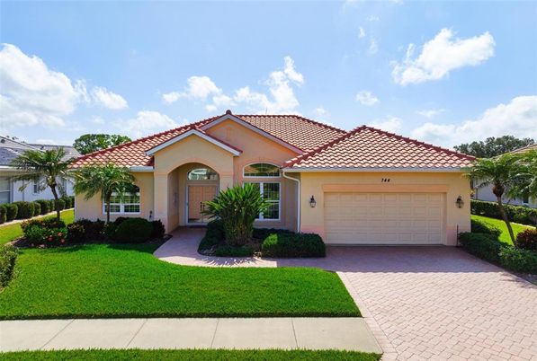Attached, Exterior, Facade, Mediterranean