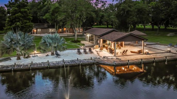 Exterior, Lake