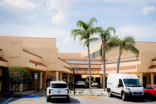 Exterior, Facade, Modern