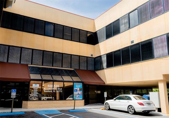 Exterior, Facade, Modern