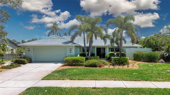 Attached, Exterior, Facade, Ranch