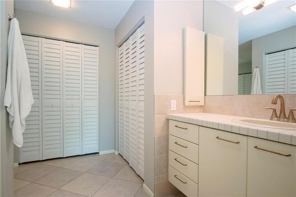 Bathroom, Interior, Tile Countertops