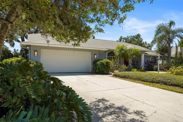 Attached, Exterior, Facade, Ranch