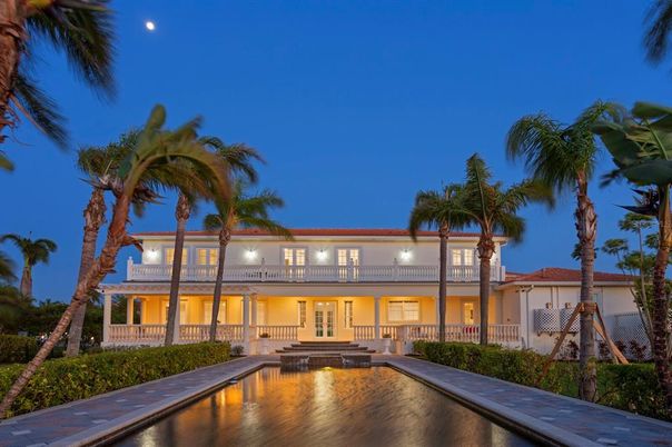 Exterior, Facade, Pool, Mediterranean