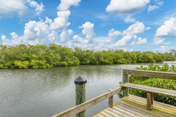 Exterior, Lake