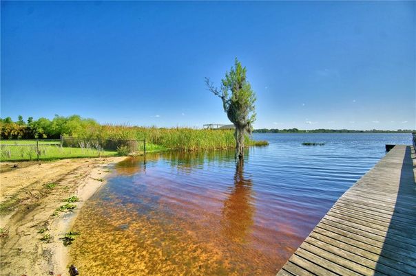 Exterior, Lake