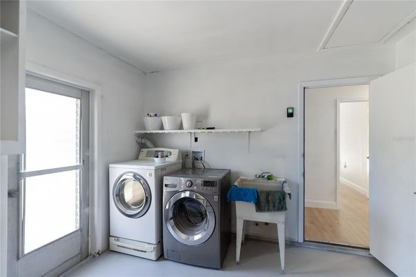 Interior, Washer, Wood Texture Flooring