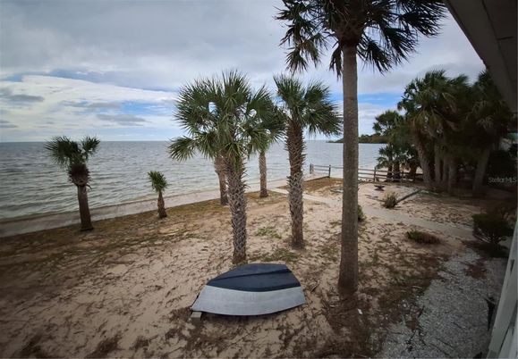 Exterior, Lake