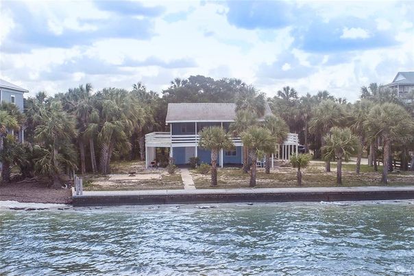 Exterior, Lake