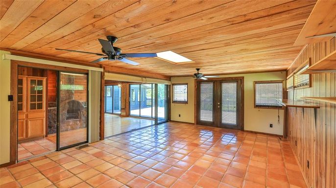 Empty room, Interior, Wooden Ceilings