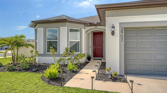 Attached, Exterior, Facade, Mediterranean