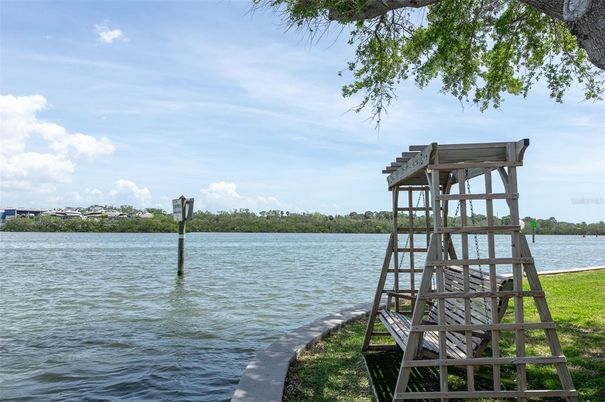 Exterior, Lake