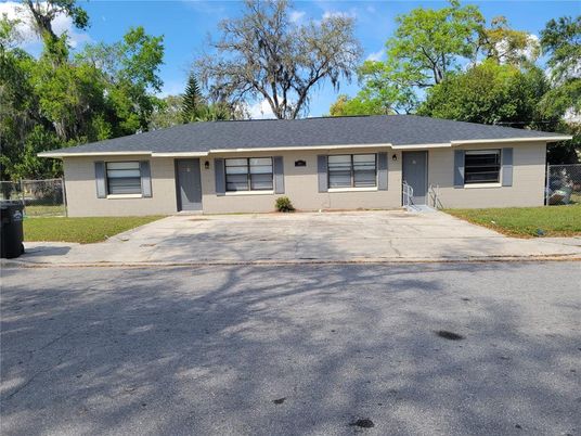 Exterior, Facade, Ranch