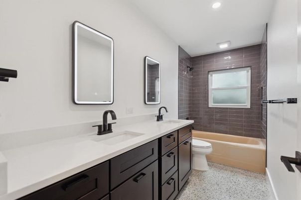 Bathroom, Dual Sink Vanities, Interior, Recessed Lighting