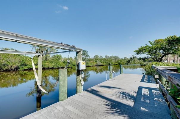 Exterior, Lake