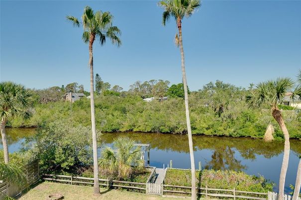 Exterior, Lake