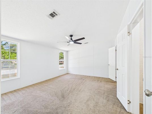 Empty room, Interior