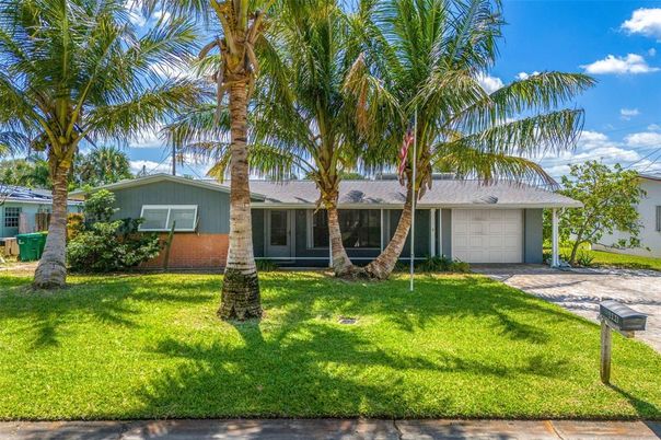 Attached, Exterior, Facade, Ranch